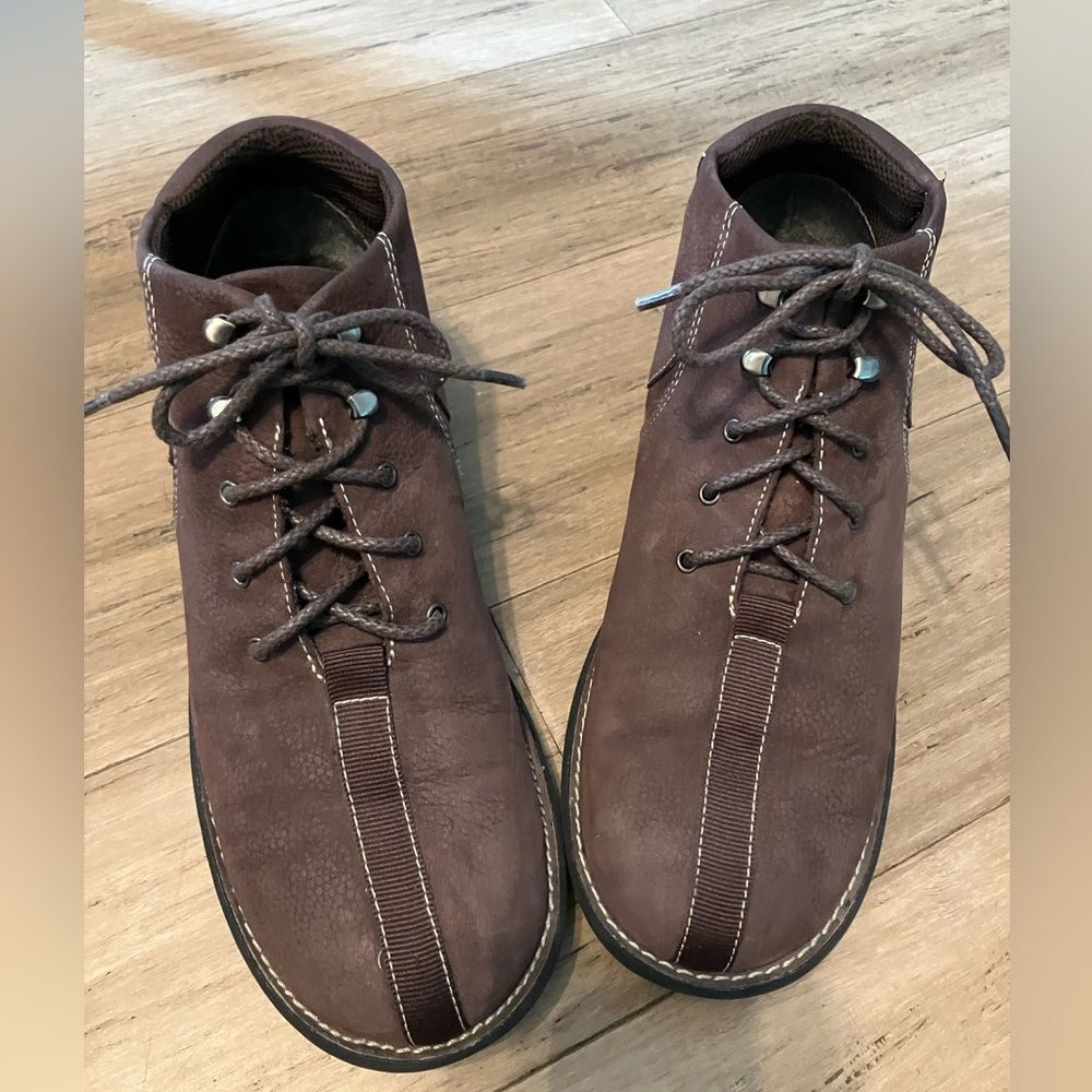 White Mountain women’s brown leather lace up ankle boots. Size 8.5. (9.75”)